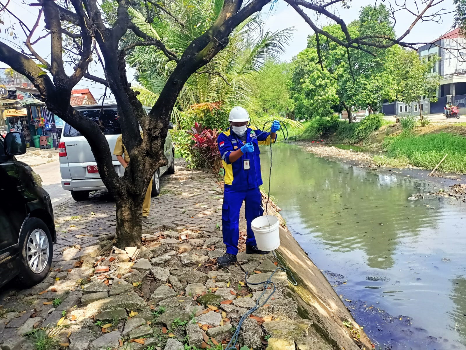 Kali Rawalumbu Diduga Tercemar Tumpahan Cat, DLH Kota Bekasi Turun Tangan