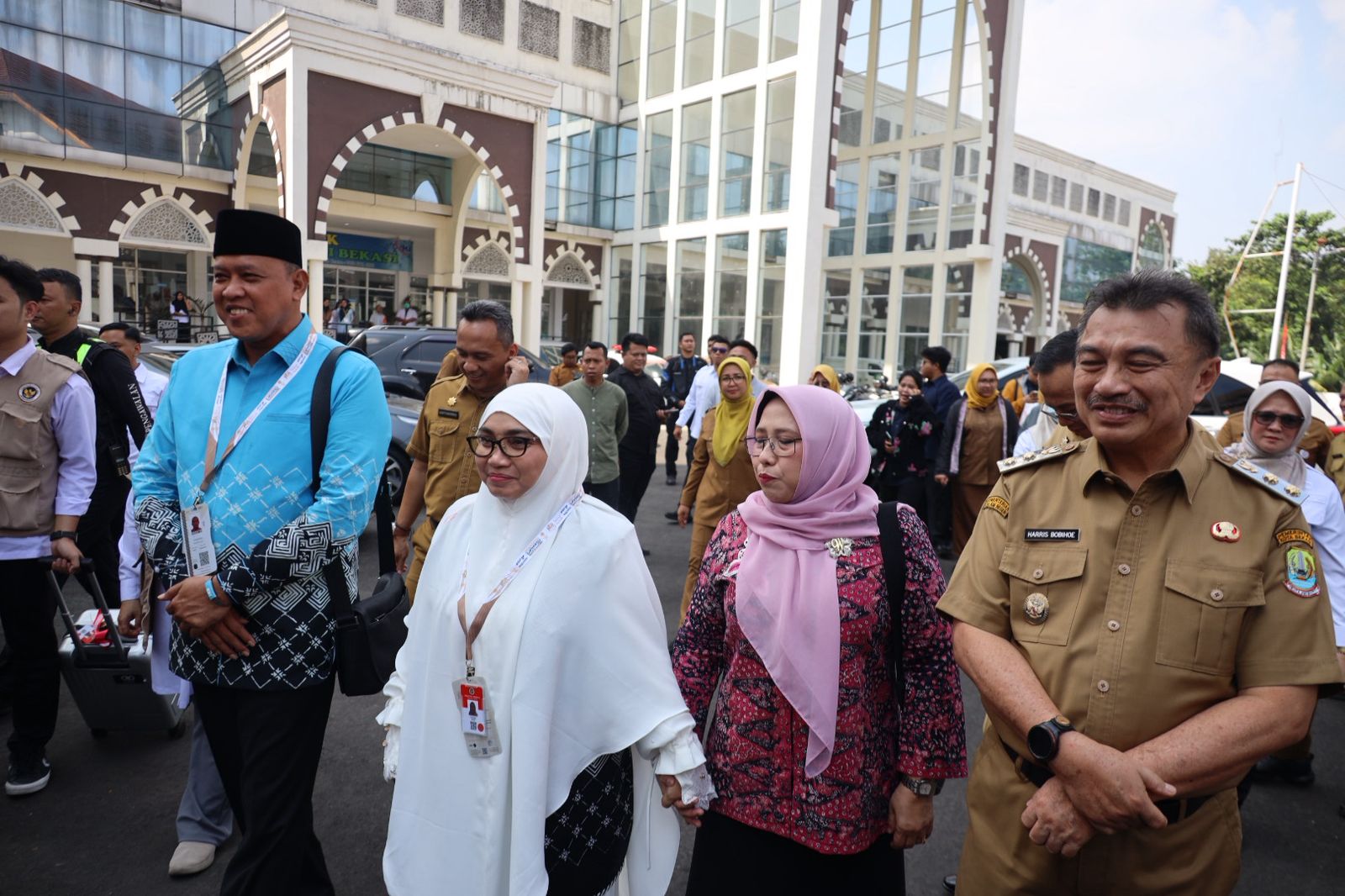 Tri Adhianto dan Wiwiek Hargono Berangkat Haji, Ini Pesannya untuk Kota Bekasi